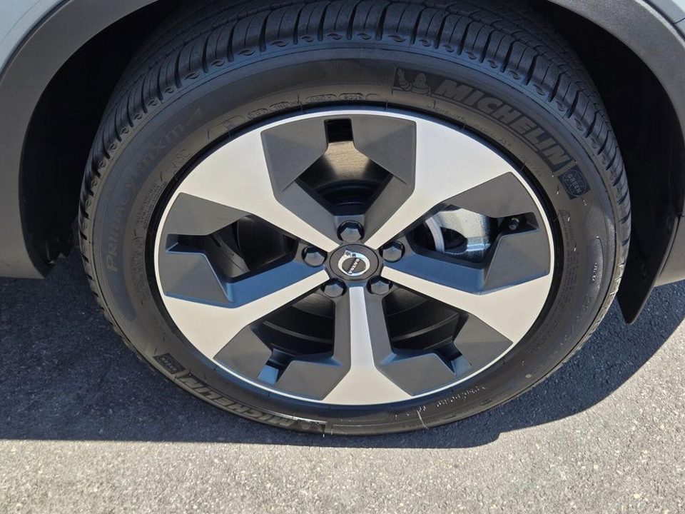 2026 Volvo XC40 Plus, B5 AWD Gas (mild hybrid), Dark