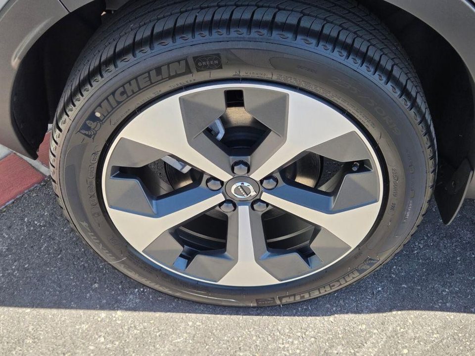 2026 Volvo XC40 Plus, B5 AWD Gas (mild hybrid), Dark