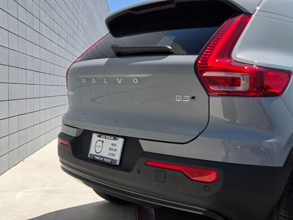 2026 Volvo XC40 Plus, B5 AWD Gas (mild hybrid), Dark