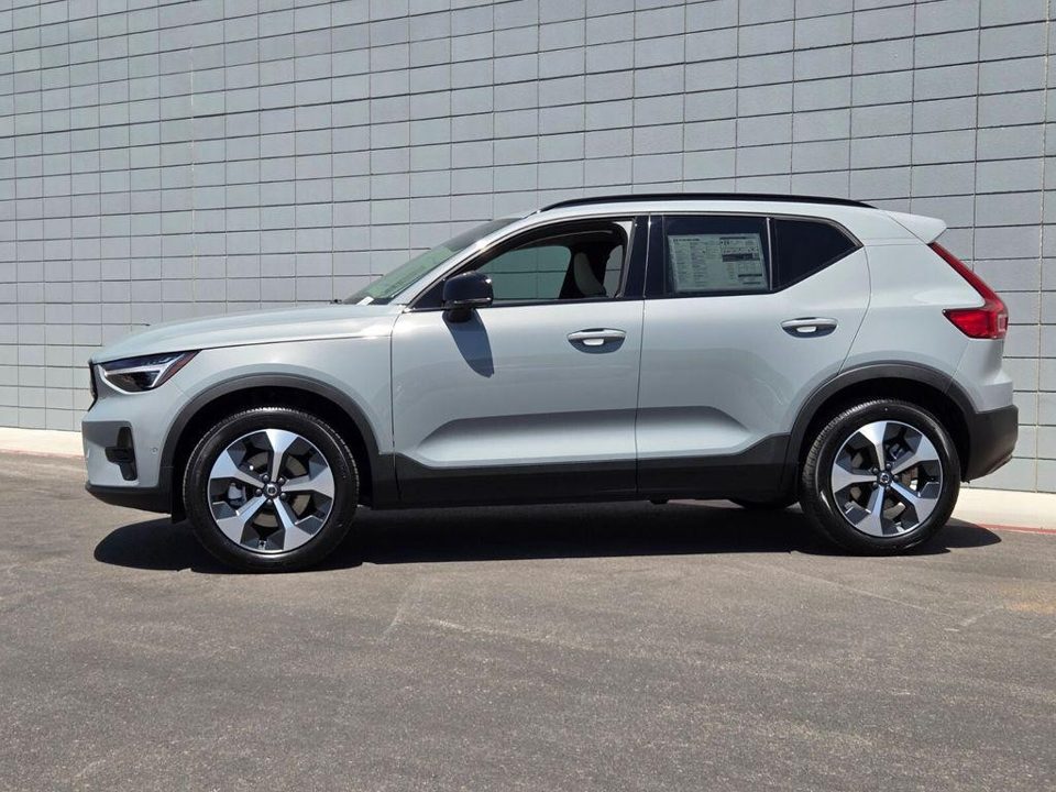 2026 Volvo XC40 Plus, B5 AWD Gas (mild hybrid), Dark