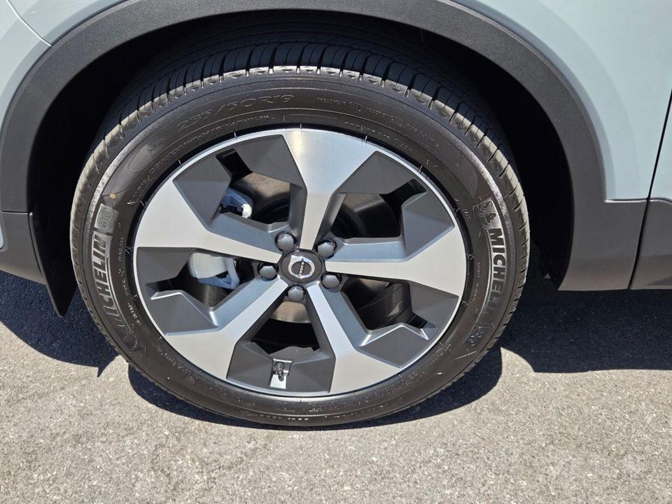 2026 Volvo XC40 Plus, B5 AWD Gas (mild hybrid), Dark