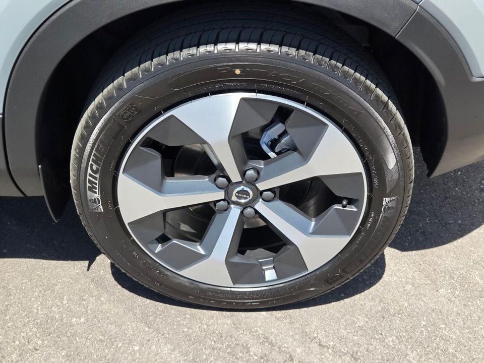 2026 Volvo XC40 Plus, B5 AWD Gas (mild hybrid), Dark