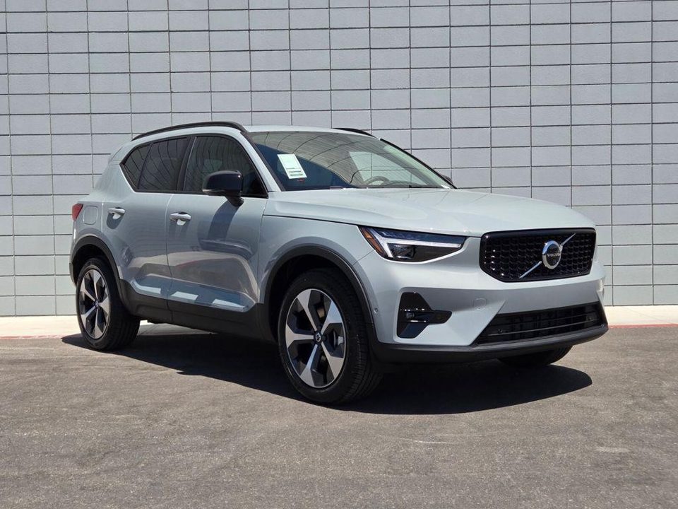 2026 Volvo XC40 Plus, B5 AWD Gas (mild hybrid), Dark