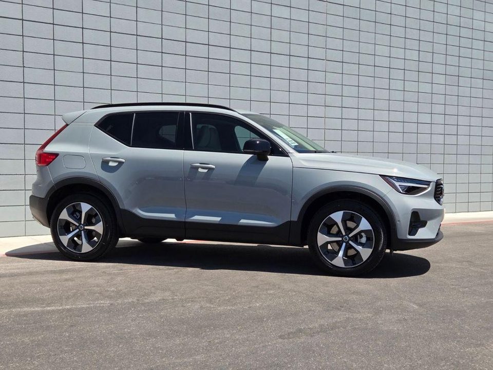 2026 Volvo XC40 Plus, B5 AWD Gas (mild hybrid), Dark