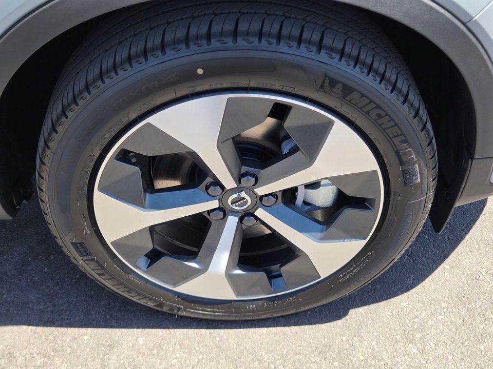 2026 Volvo XC40 Plus, B5 AWD Gas (mild hybrid), Dark