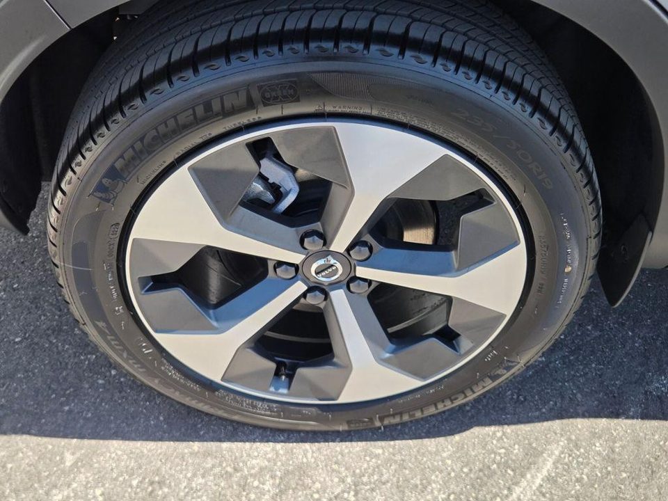 2026 Volvo XC40 Plus, B5 AWD Gas (mild hybrid), Dark