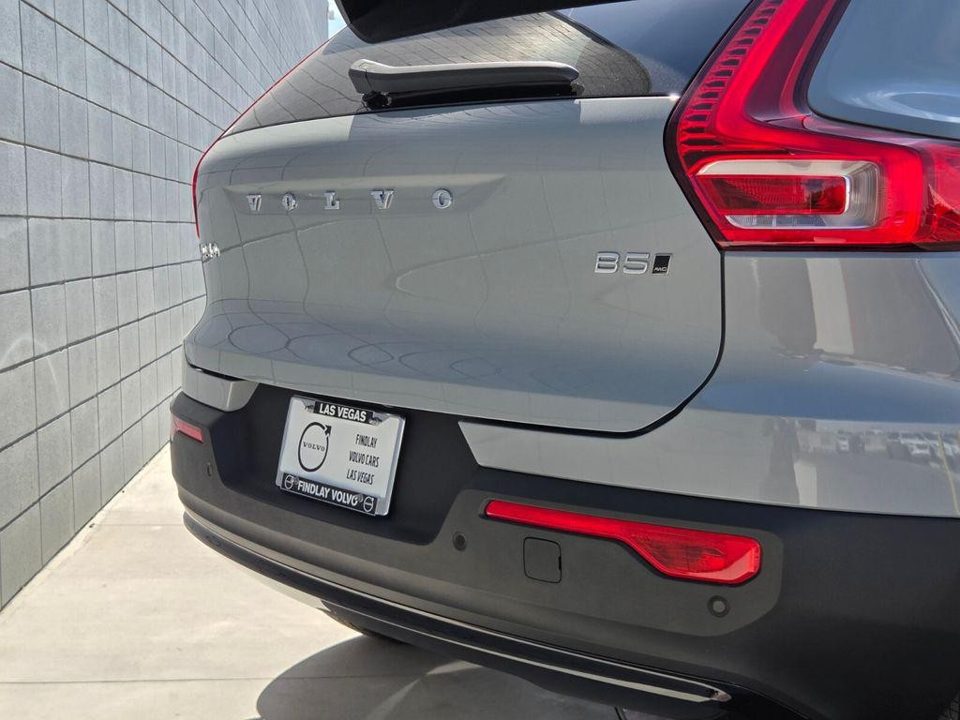 2026 Volvo XC40 Plus, B5 AWD Gas (mild hybrid), Dark