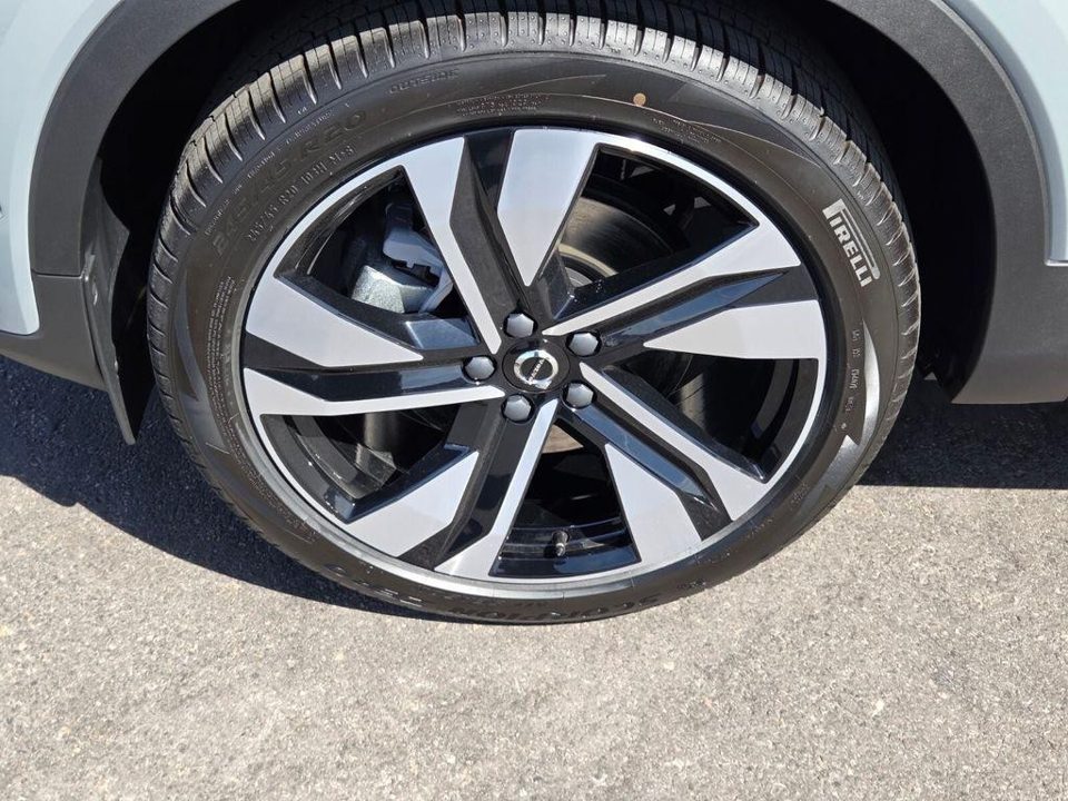 2026 Volvo XC40 Plus, B5 AWD Gas (mild hybrid), Dark