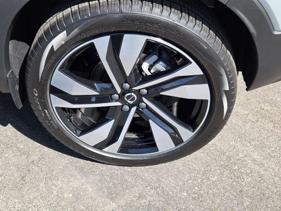 2026 Volvo XC40 Plus, B5 AWD Gas (mild hybrid), Dark