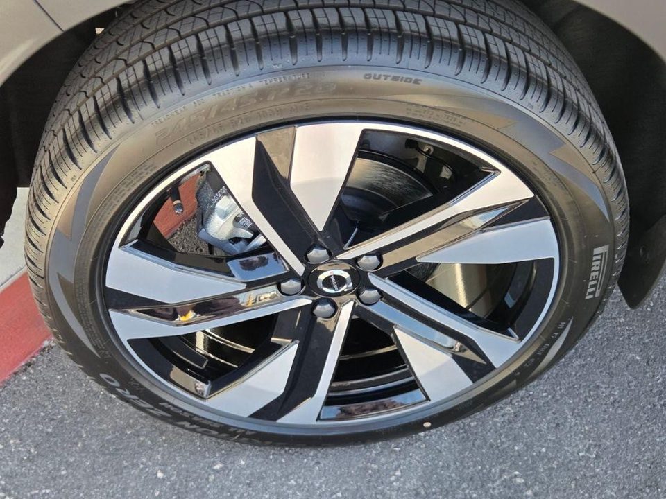 2026 Volvo XC40 Plus, B5 AWD Gas (mild hybrid), Dark