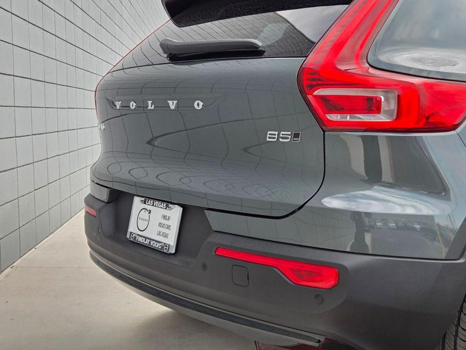 2026 Volvo XC40 Core, B5 AWD Gas (mild hybrid), Dark