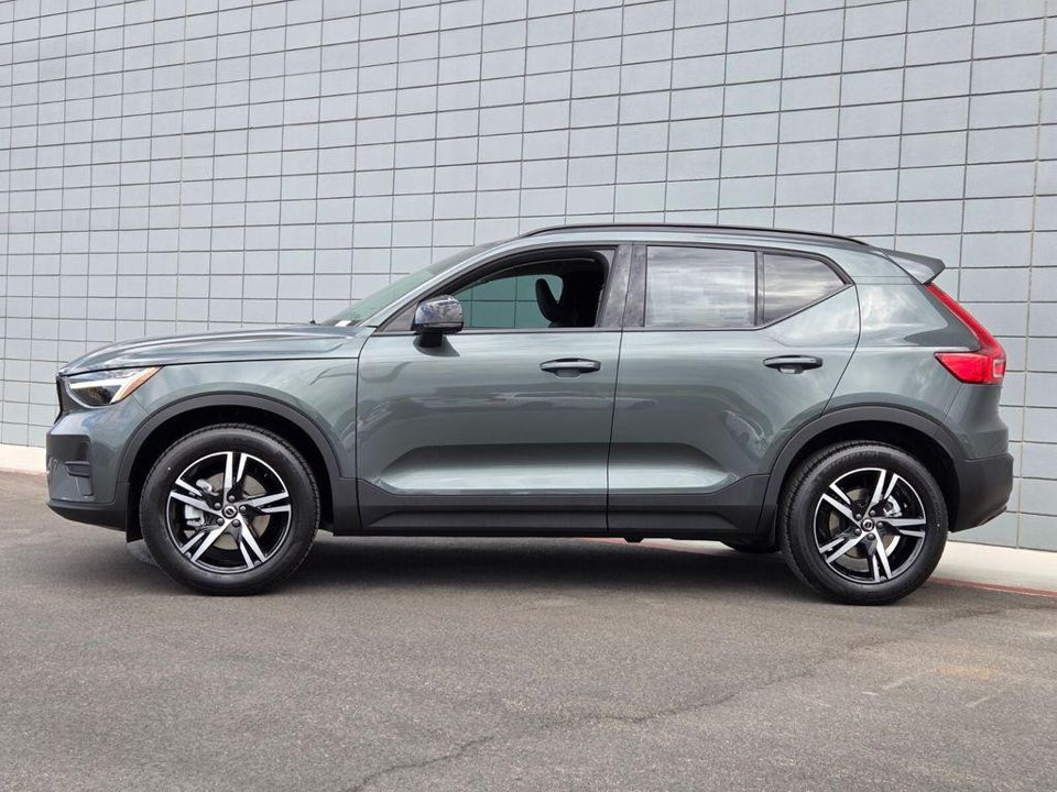 2026 Volvo XC40 Core, B5 AWD Gas (mild hybrid), Dark