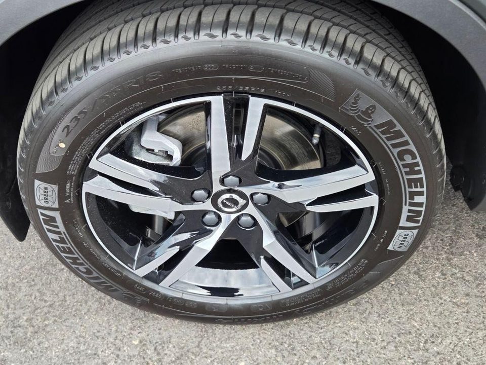 2026 Volvo XC40 Core, B5 AWD Gas (mild hybrid), Dark