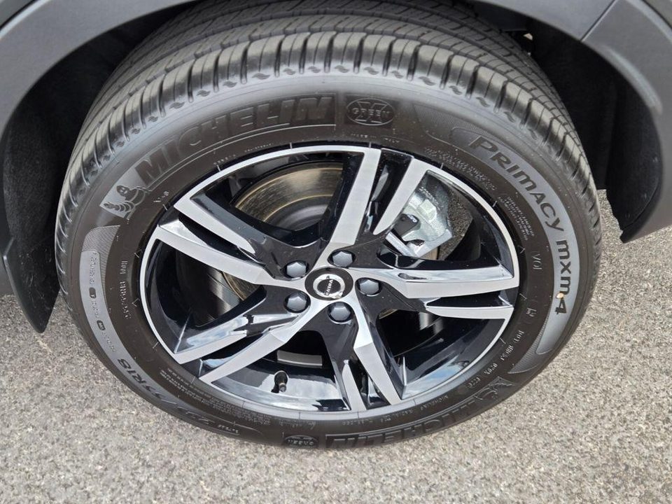 2026 Volvo XC40 Core, B5 AWD Gas (mild hybrid), Dark