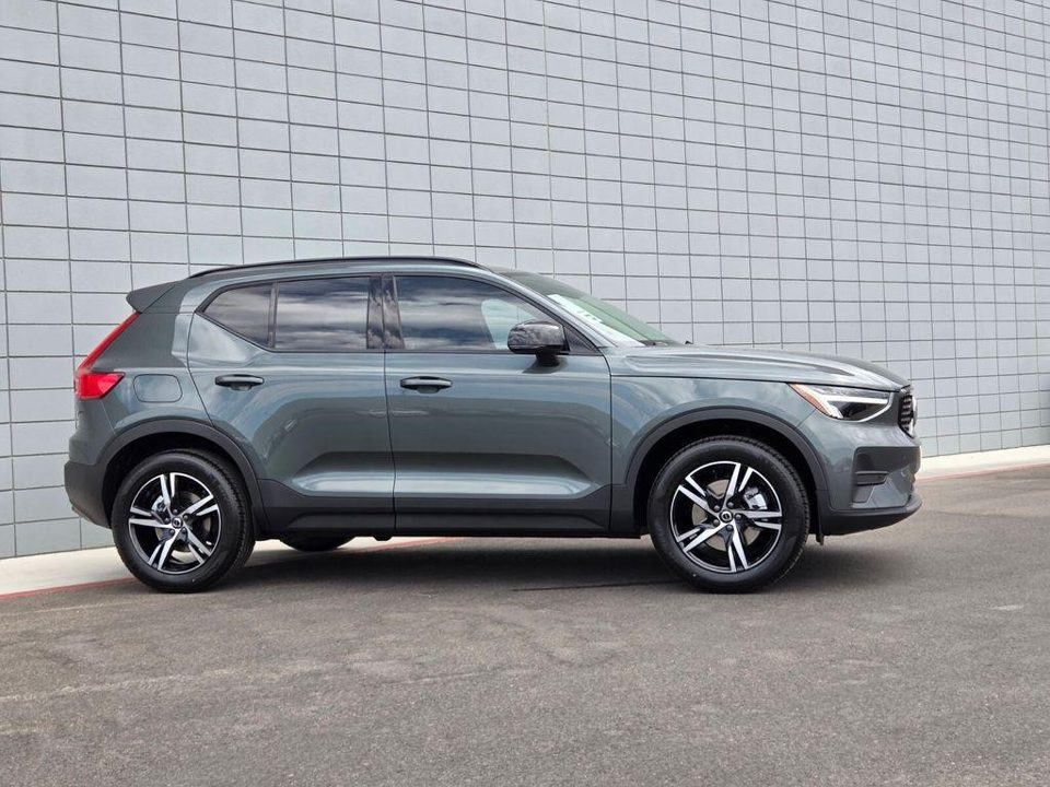 2026 Volvo XC40 Core, B5 AWD Gas (mild hybrid), Dark
