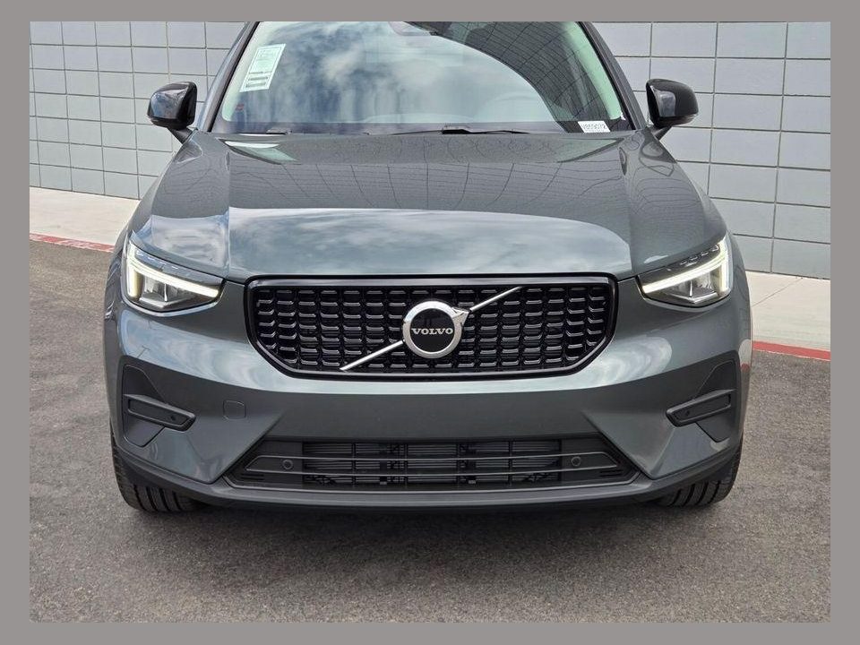 2026 Volvo XC40 Core, B5 AWD Gas (mild hybrid), Dark