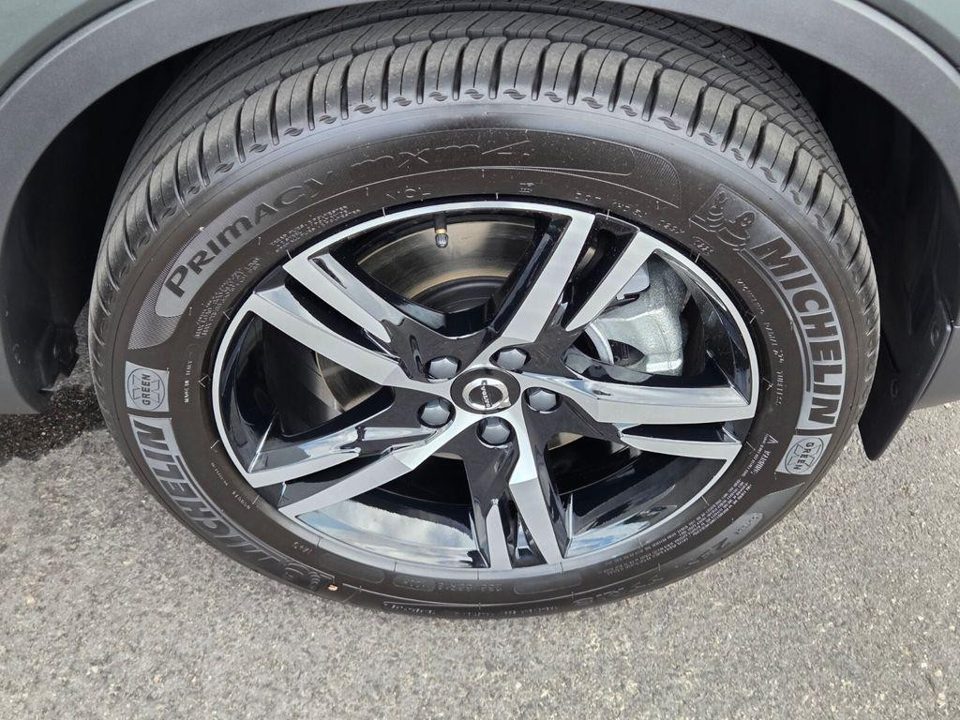 2026 Volvo XC40 Core, B5 AWD Gas (mild hybrid), Dark