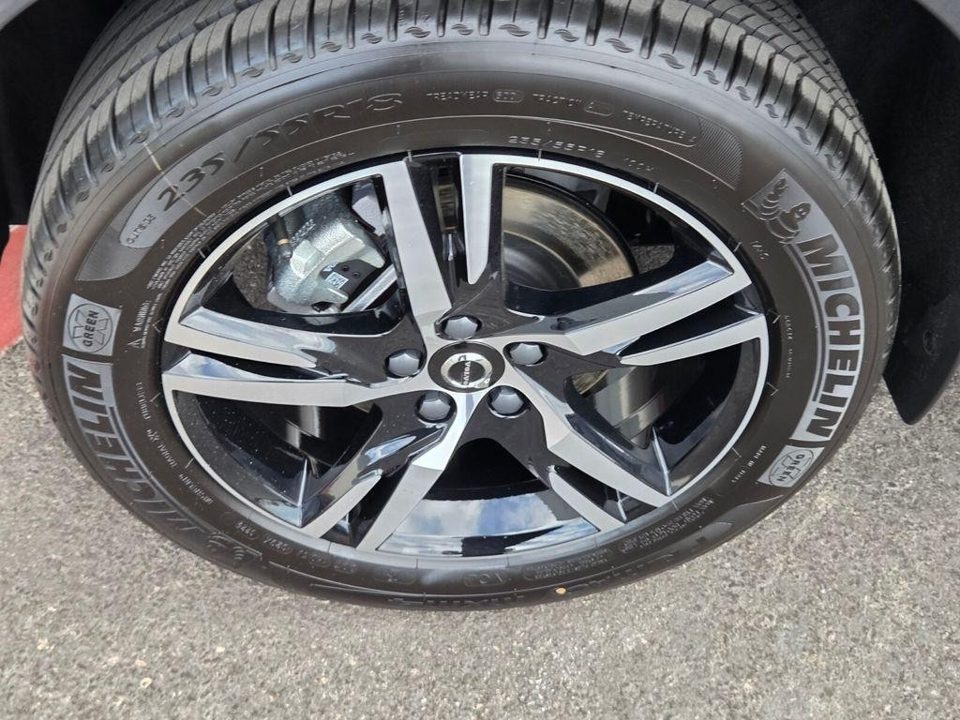 2026 Volvo XC40 Core, B5 AWD Gas (mild hybrid), Dark
