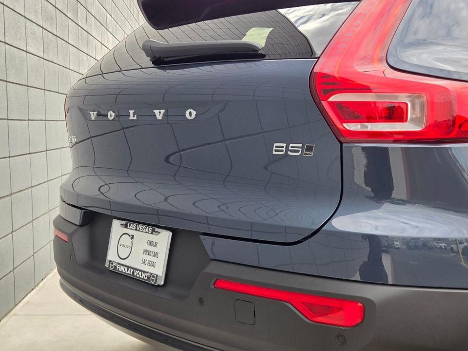 2026 Volvo XC40 Core, B5 AWD Gas (mild hybrid), Dark