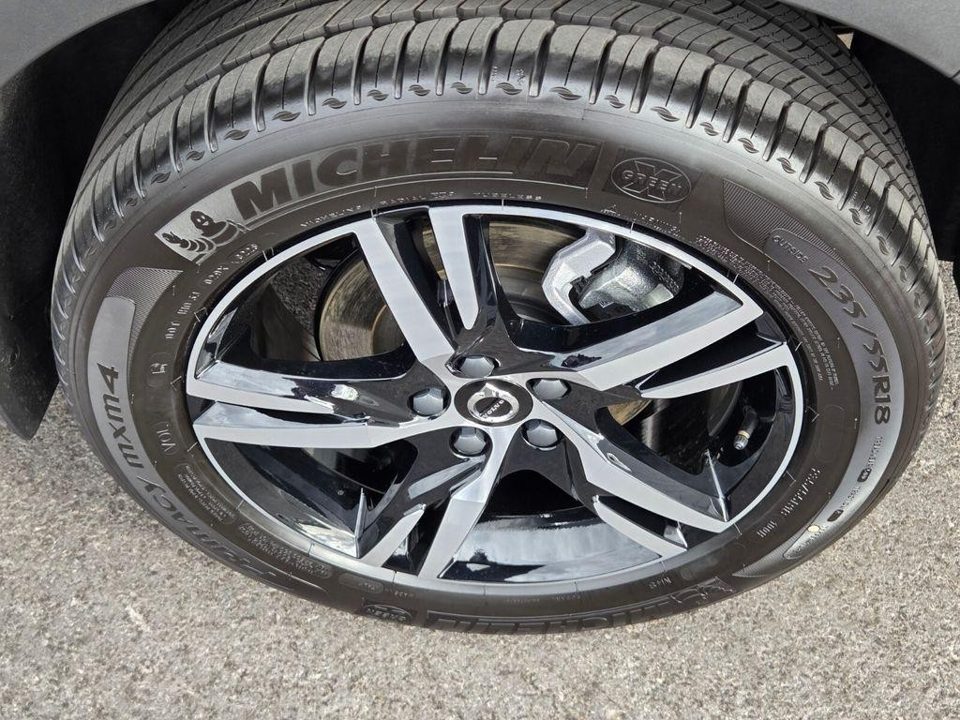 2026 Volvo XC40 Core, B5 AWD Gas (mild hybrid), Dark