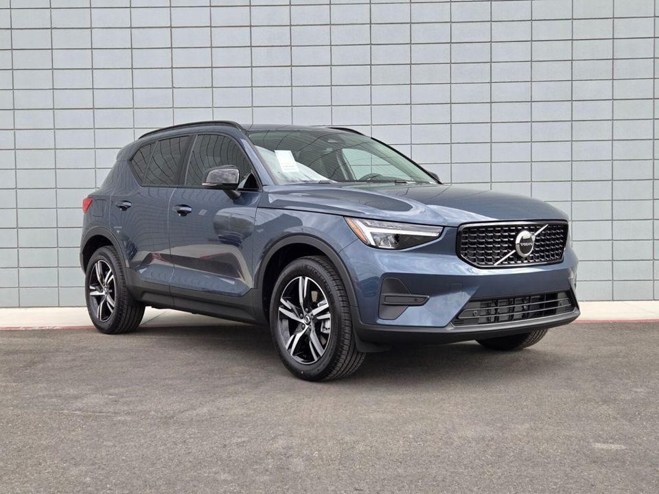 2026 Volvo XC40 Core, B5 AWD Gas (mild hybrid), Dark