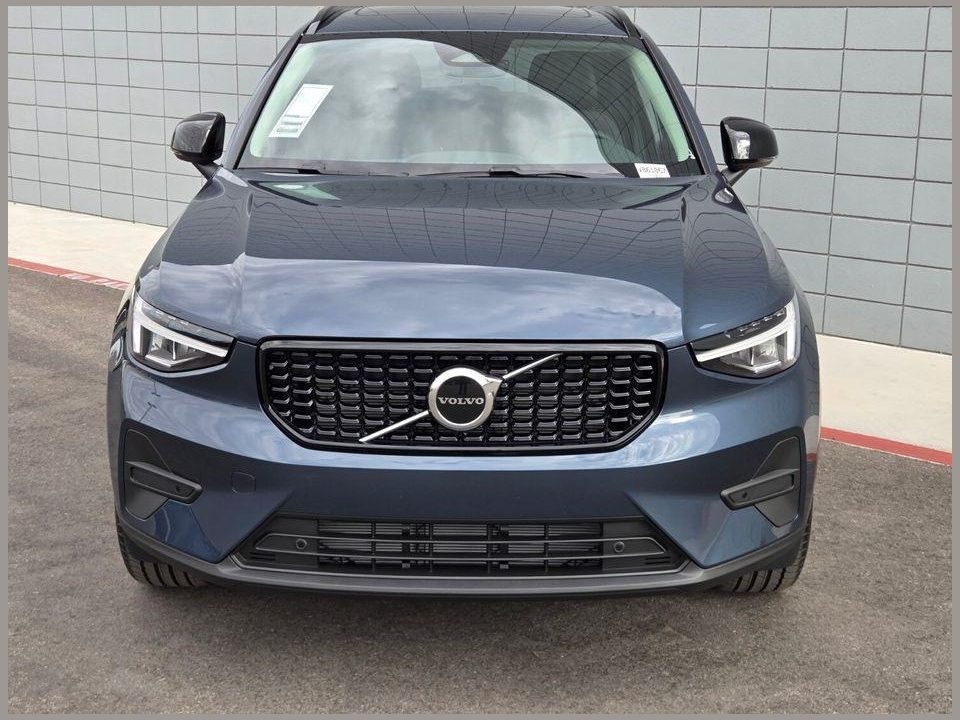 2026 Volvo XC40 Core, B5 AWD Gas (mild hybrid), Dark
