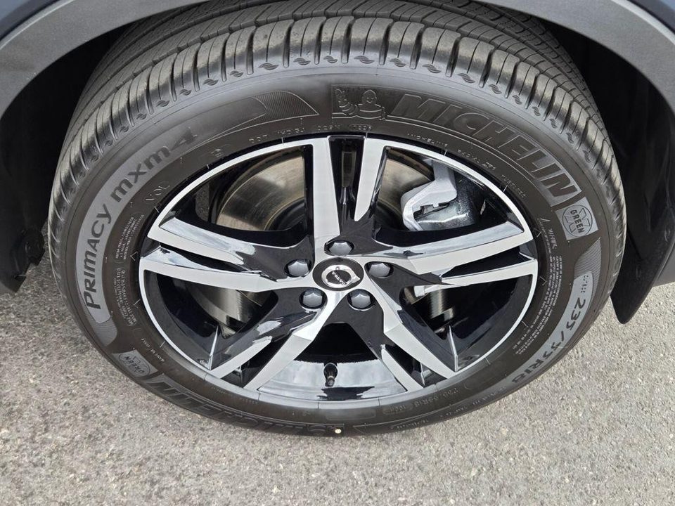 2026 Volvo XC40 Core, B5 AWD Gas (mild hybrid), Dark