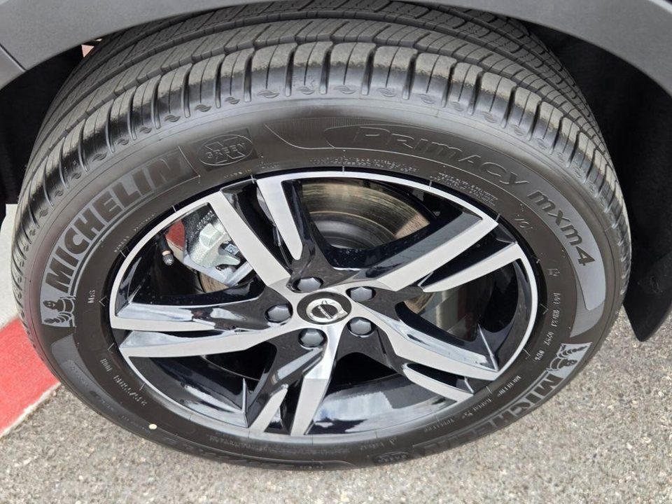 2026 Volvo XC40 Core, B5 AWD Gas (mild hybrid), Dark