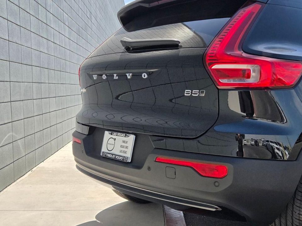2026 Volvo XC40 Core, B5 AWD Gas (mild hybrid), Dark