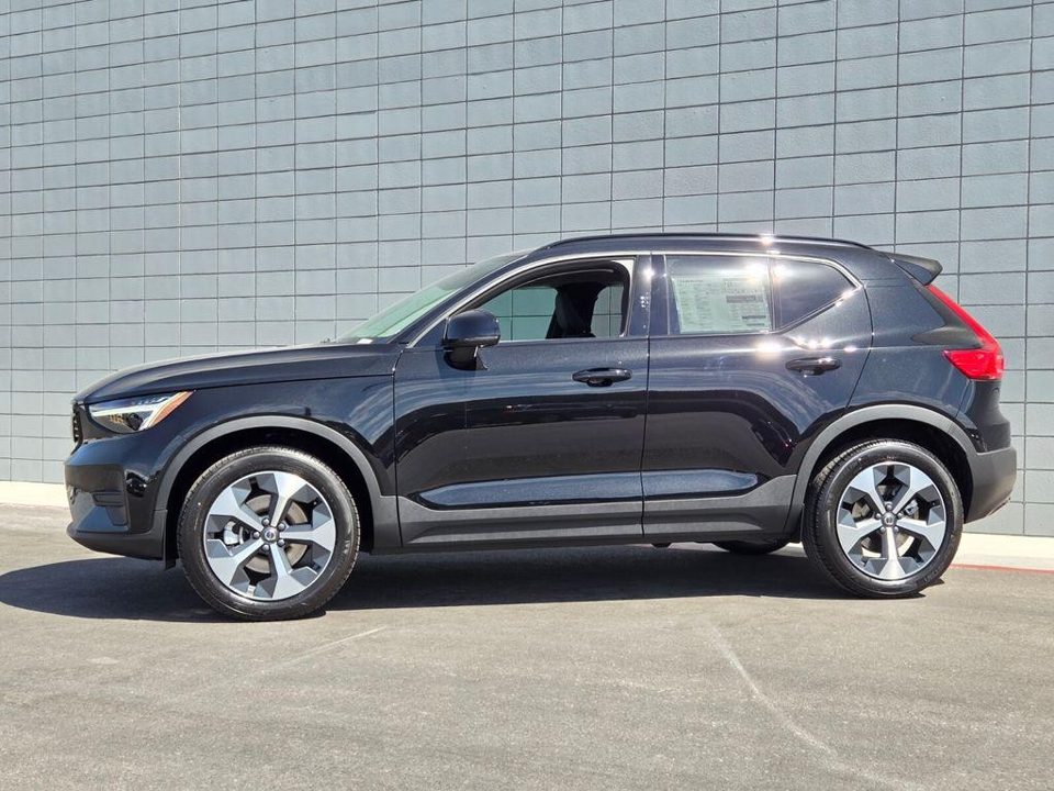2026 Volvo XC40 Core, B5 AWD Gas (mild hybrid), Dark