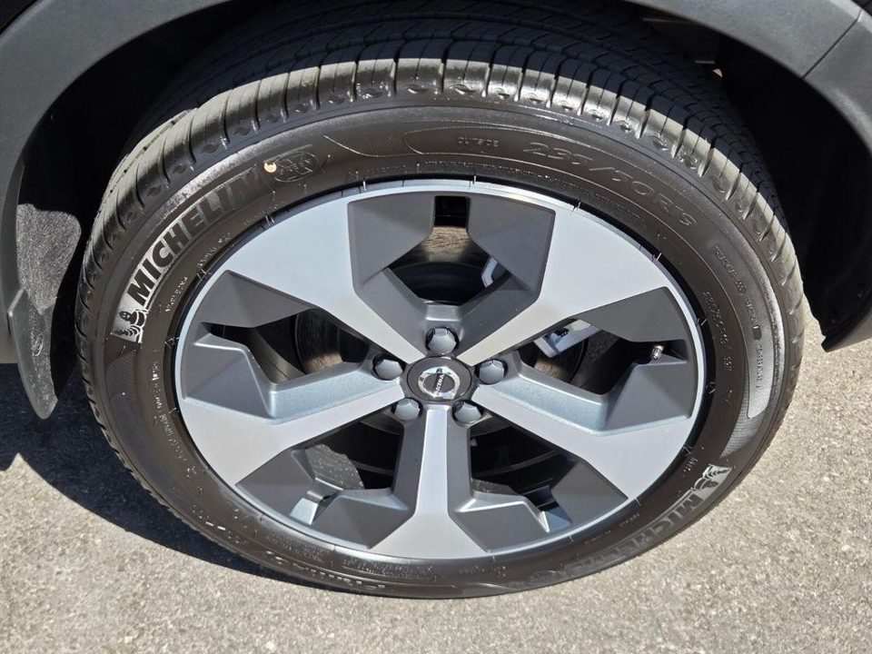 2026 Volvo XC40 Core, B5 AWD Gas (mild hybrid), Dark