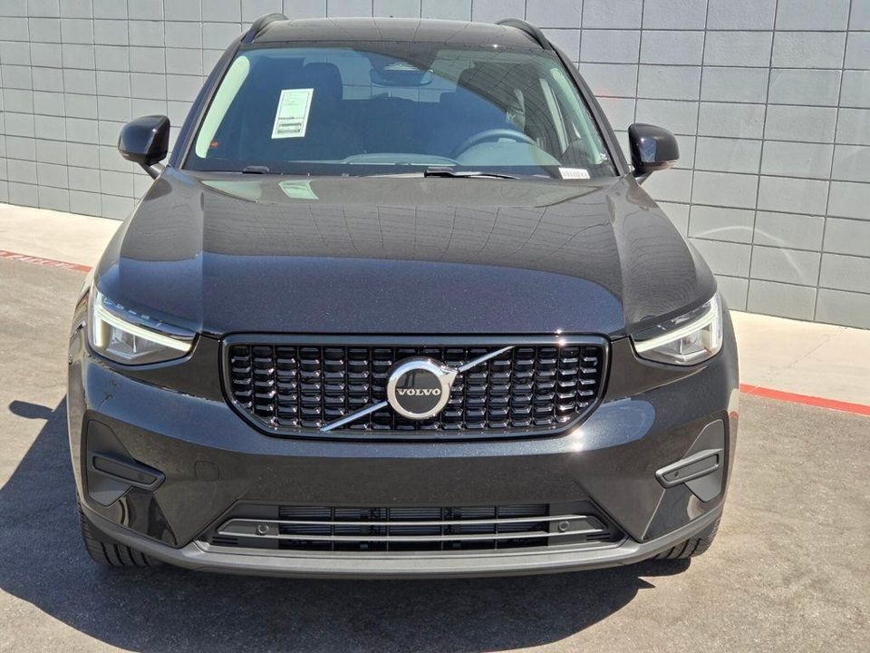 2026 Volvo XC40 Core, B5 AWD Gas (mild hybrid), Dark