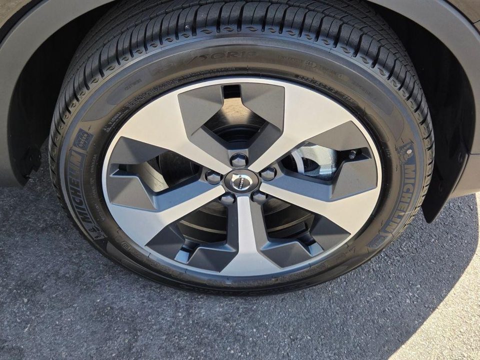2026 Volvo XC40 Core, B5 AWD Gas (mild hybrid), Dark