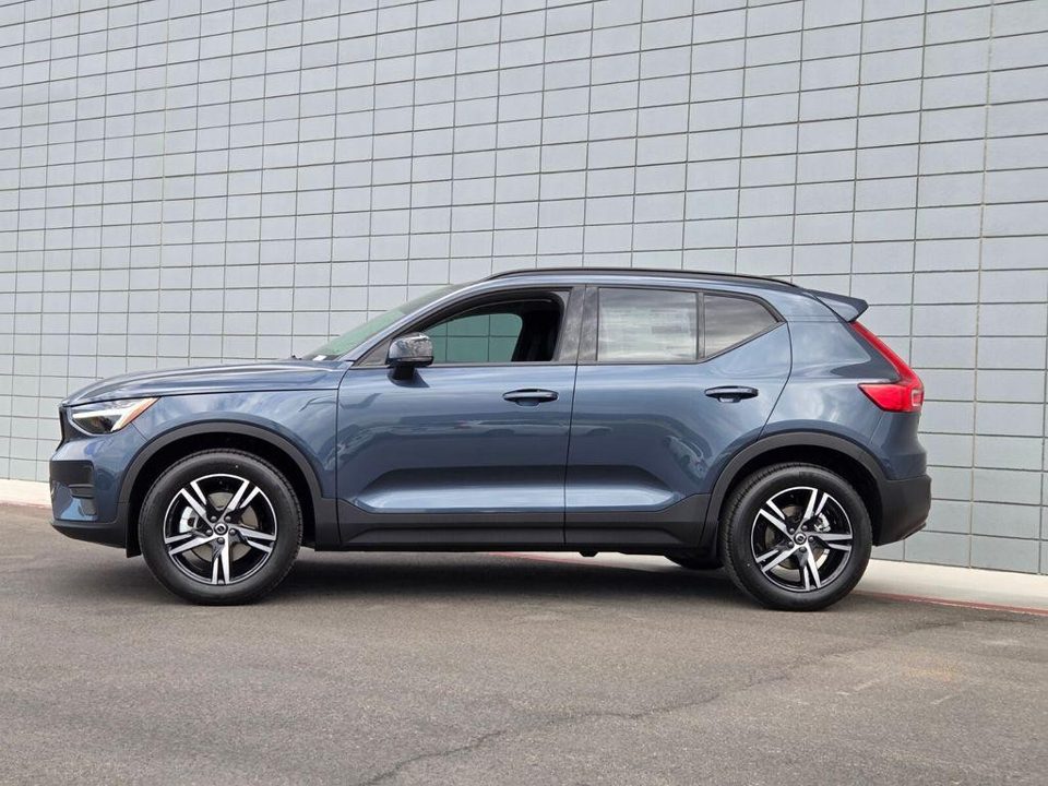 2026 Volvo XC40 Core, B5 AWD Gas (mild hybrid), Dark