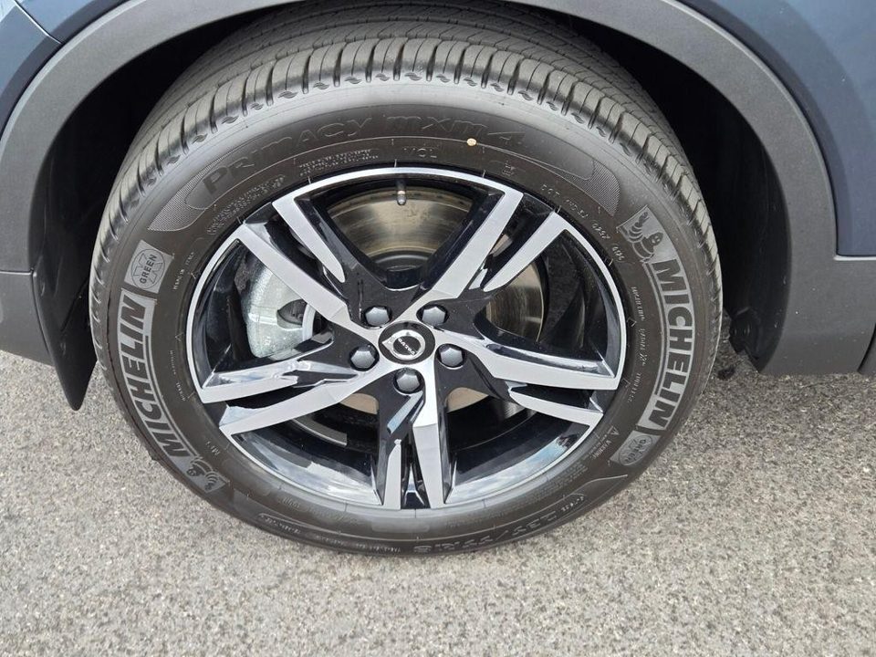 2026 Volvo XC40 Core, B5 AWD Gas (mild hybrid), Dark