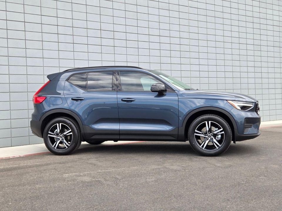 2026 Volvo XC40 Core, B5 AWD Gas (mild hybrid), Dark