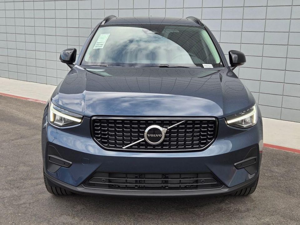 2026 Volvo XC40 Core, B5 AWD Gas (mild hybrid), Dark