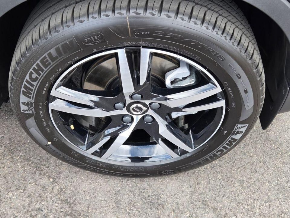 2026 Volvo XC40 Core, B5 AWD Gas (mild hybrid), Dark
