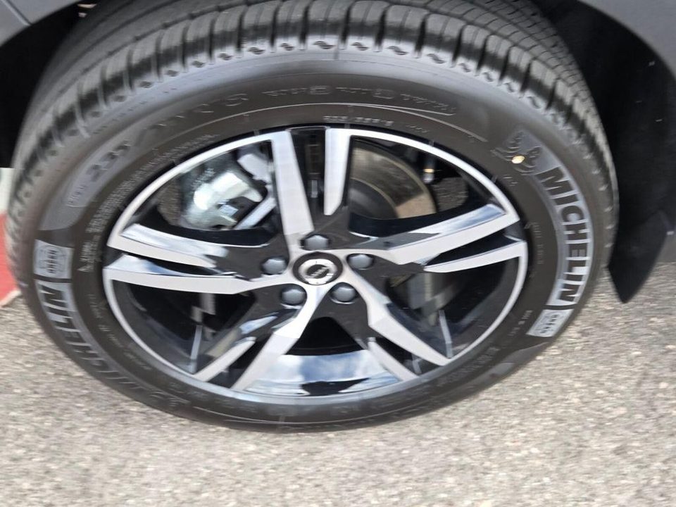 2026 Volvo XC40 Core, B5 AWD Gas (mild hybrid), Dark
