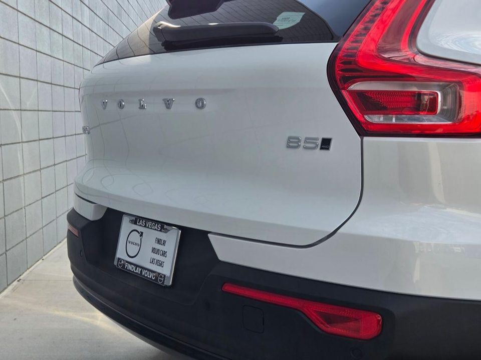 2026 Volvo XC40 Ultra, B5 AWD Gas (mild hybrid), Dark