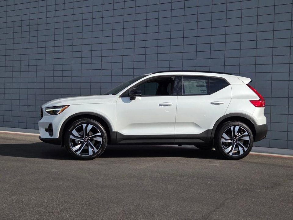 2026 Volvo XC40 Ultra, B5 AWD Gas (mild hybrid), Dark