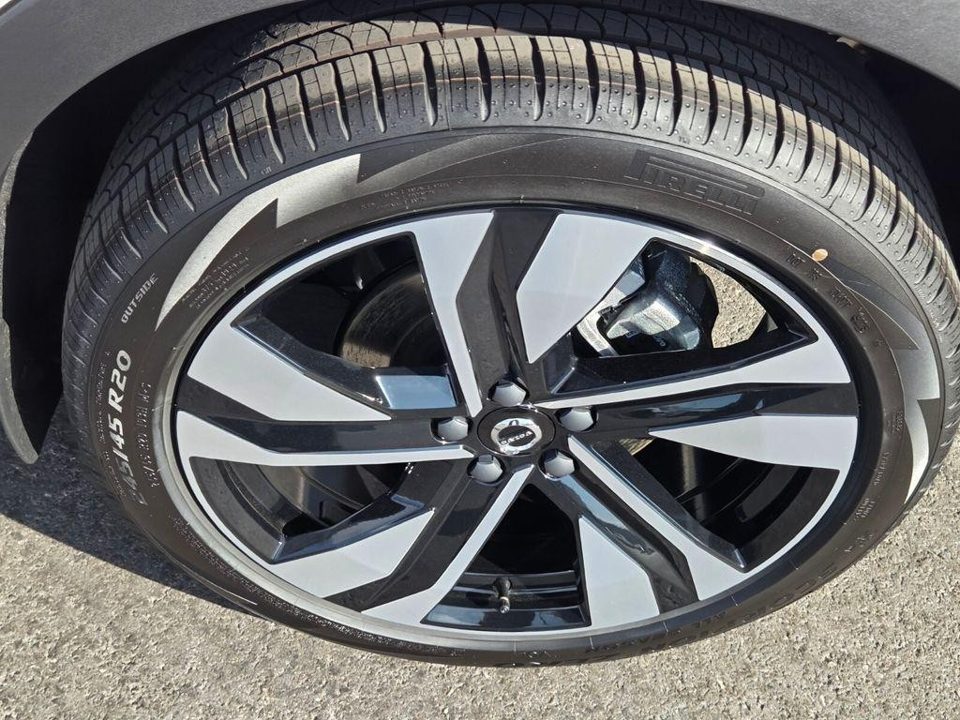 2026 Volvo XC40 Ultra, B5 AWD Gas (mild hybrid), Dark