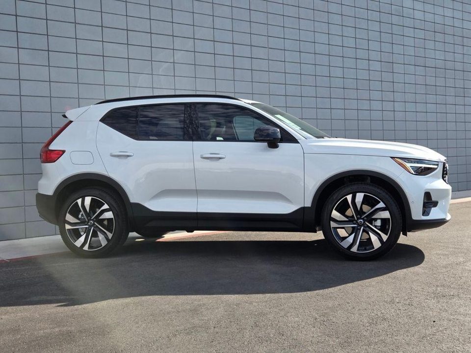 2026 Volvo XC40 Ultra, B5 AWD Gas (mild hybrid), Dark