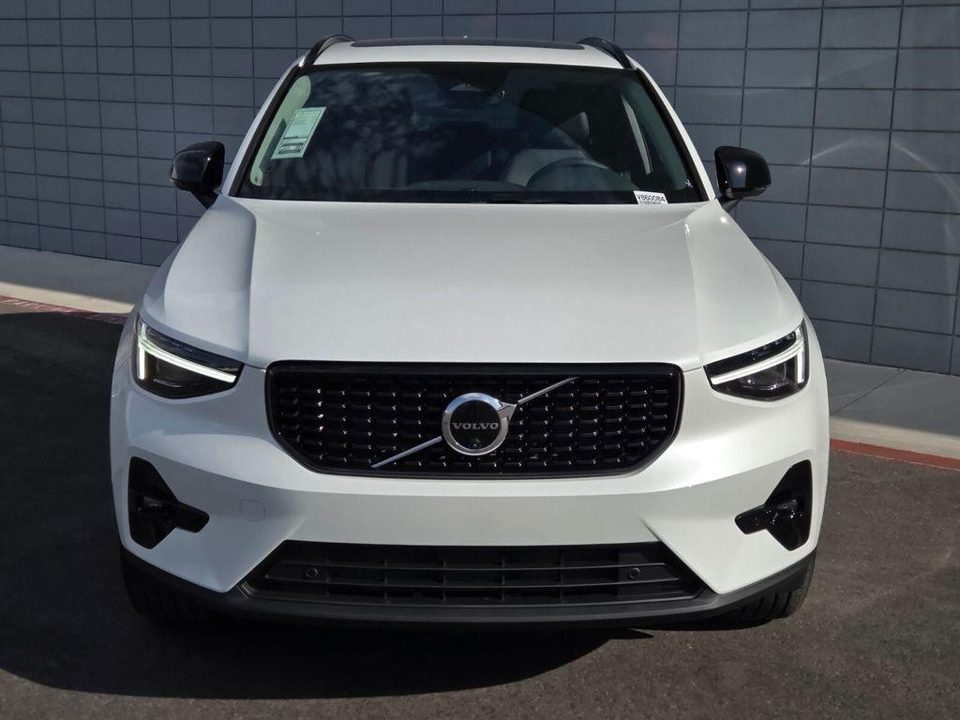 2026 Volvo XC40 Ultra, B5 AWD Gas (mild hybrid), Dark