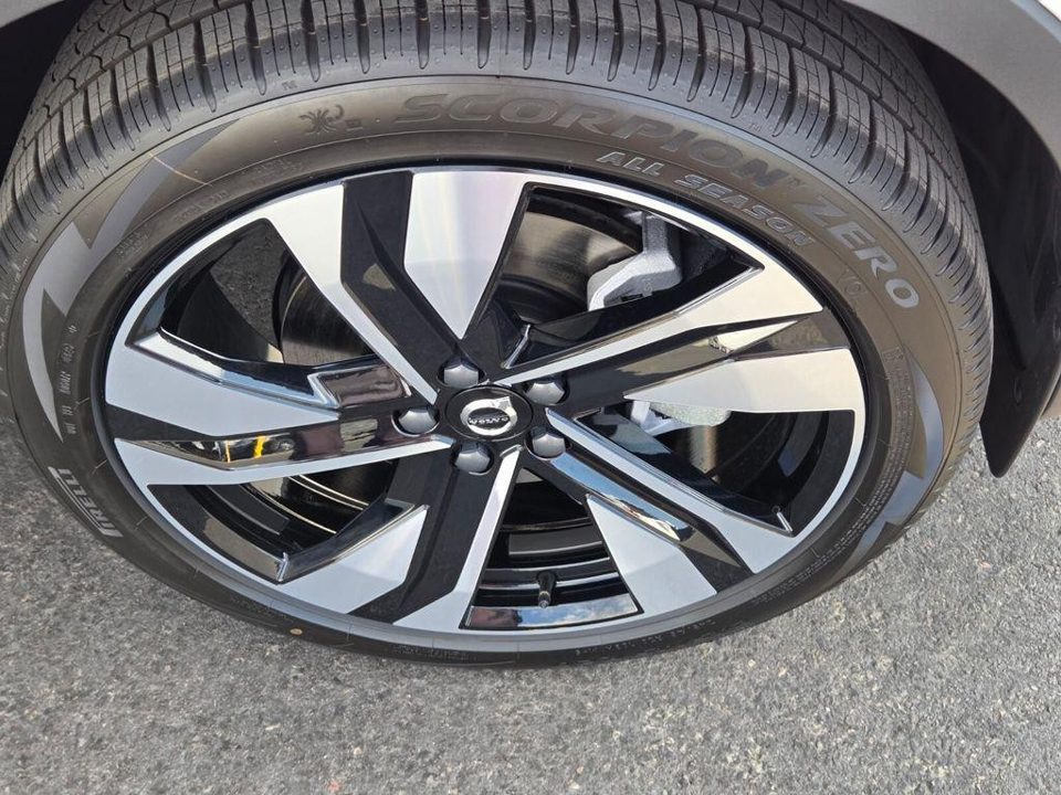 2026 Volvo XC40 Ultra, B5 AWD Gas (mild hybrid), Dark