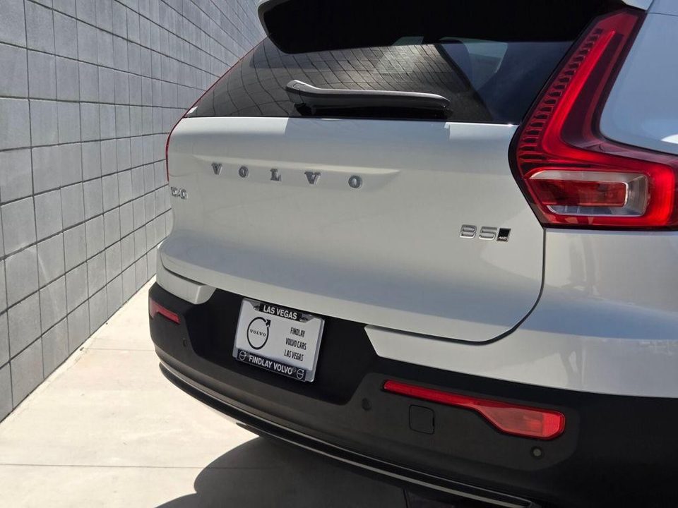 2026 Volvo XC40 Ultra, B5 AWD Gas (mild hybrid), Dark