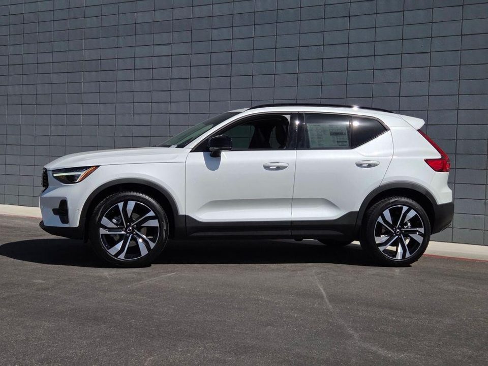 2026 Volvo XC40 Ultra, B5 AWD Gas (mild hybrid), Dark