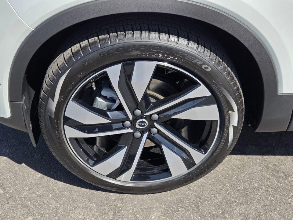 2026 Volvo XC40 Ultra, B5 AWD Gas (mild hybrid), Dark