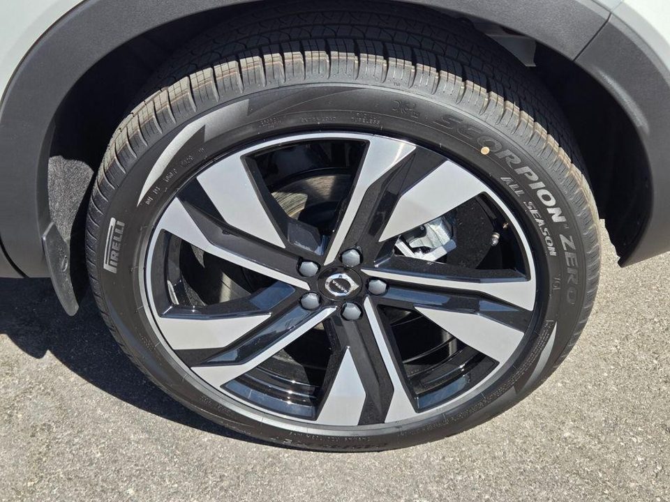 2026 Volvo XC40 Ultra, B5 AWD Gas (mild hybrid), Dark