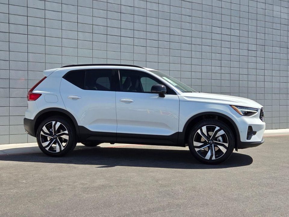 2026 Volvo XC40 Ultra, B5 AWD Gas (mild hybrid), Dark
